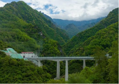 成蘭鐵路躍龍門隧道建設(shè)使用起重滑車